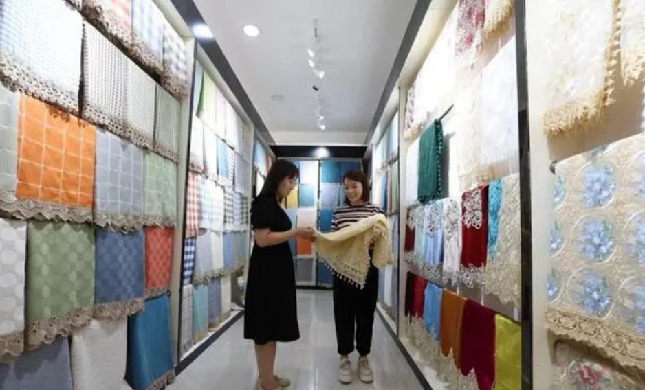 2023�й���С�������첼��չ�����������غ�ؼҷ��г���Ļ