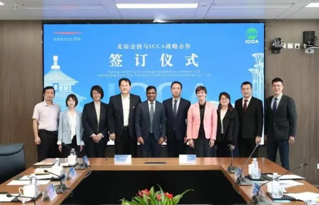 ����̸���ڱ������ľٰ�