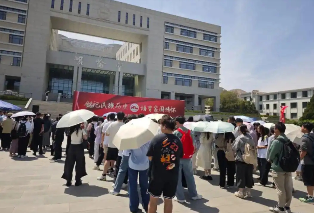 ����ʡ�����Я����ɫ���ࡷ����չ���߽����ݴ�ѧ����У��