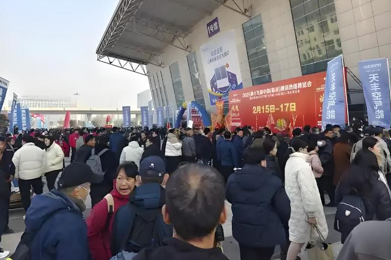 ���ʶ��רҵչ����չ���ģ�ͳ�Ч�Ͼ�ʵ�����µ�ͻ��