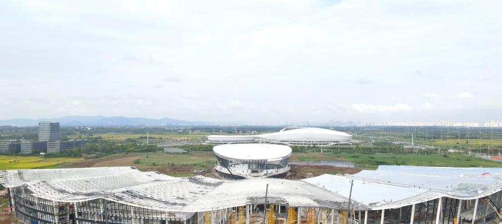 ������������ģ���Ļ�չ�ۺ�����γ���